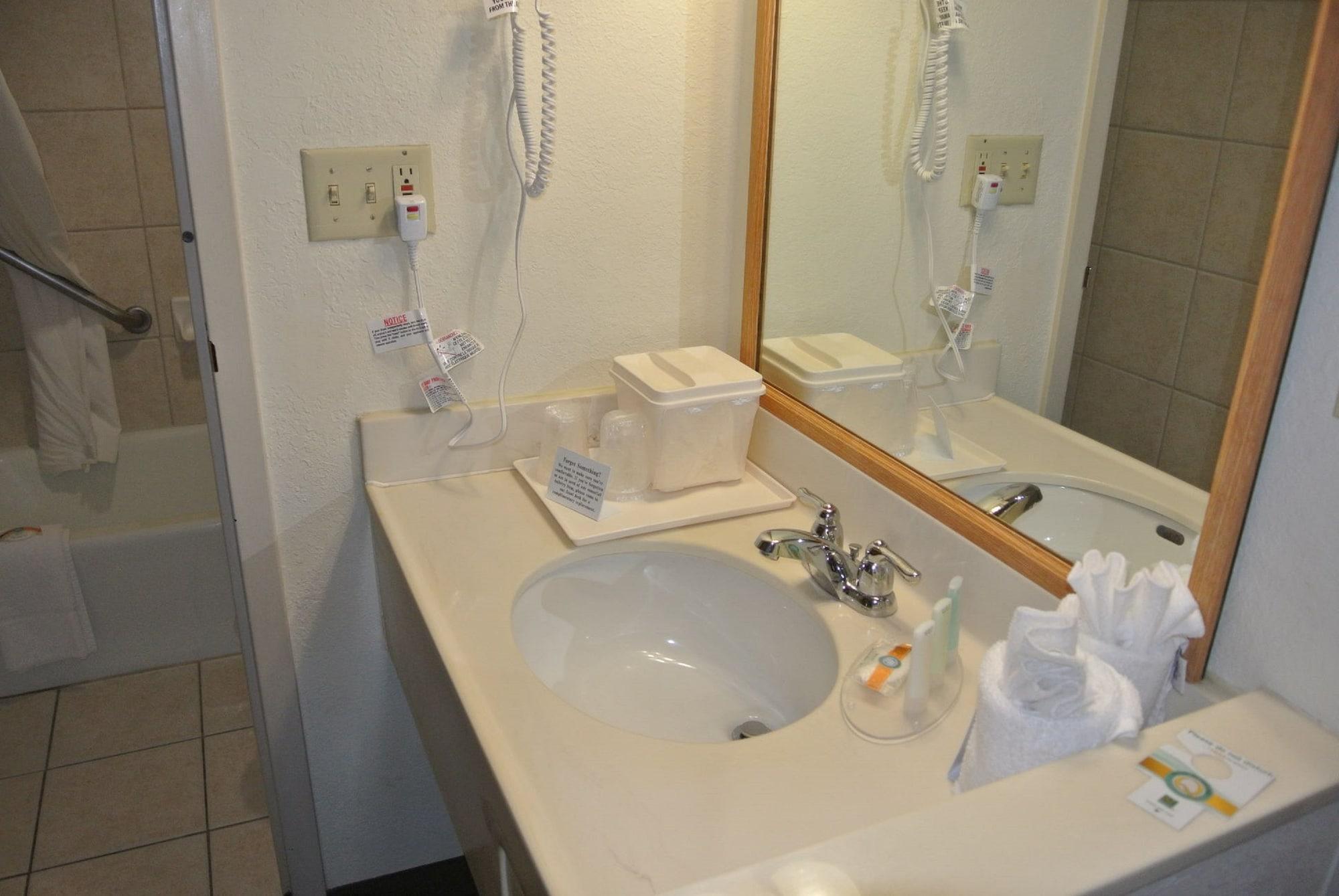 Quality Inn & Suites North Спрингфийлд Екстериор снимка