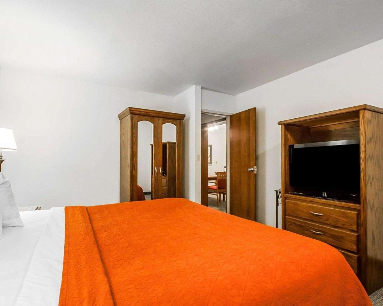 Quality Inn & Suites North Спрингфийлд Екстериор снимка